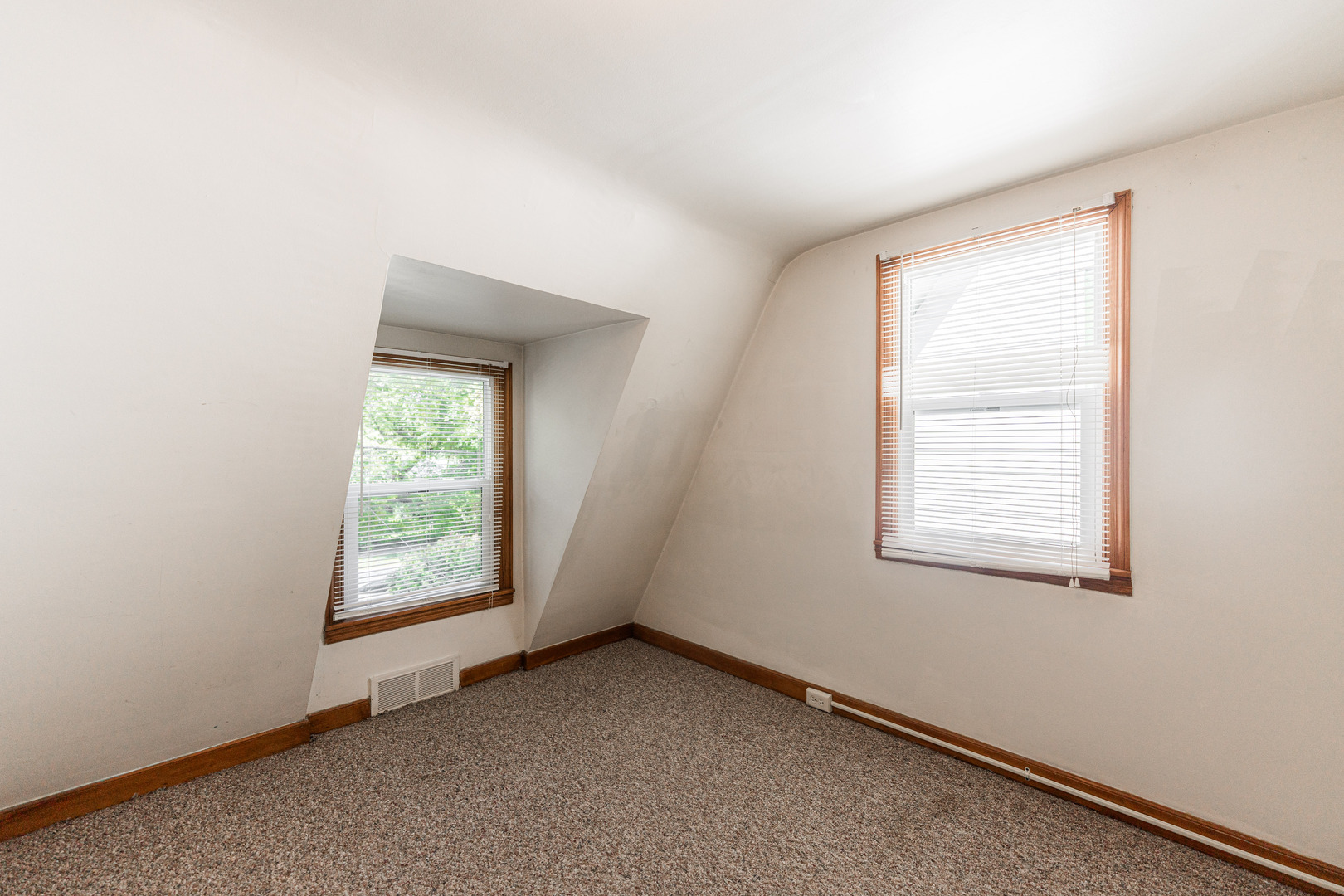 512 North 6th Street, Unit 2 DeKalb, IL 60115 - Photo 13 of 16 an empty room with a window