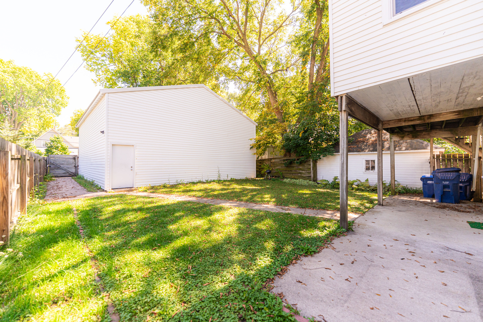 512 North 6th Street, Unit 2 DeKalb, IL 60115 - Photo 15 of 16 a backyard of a house
