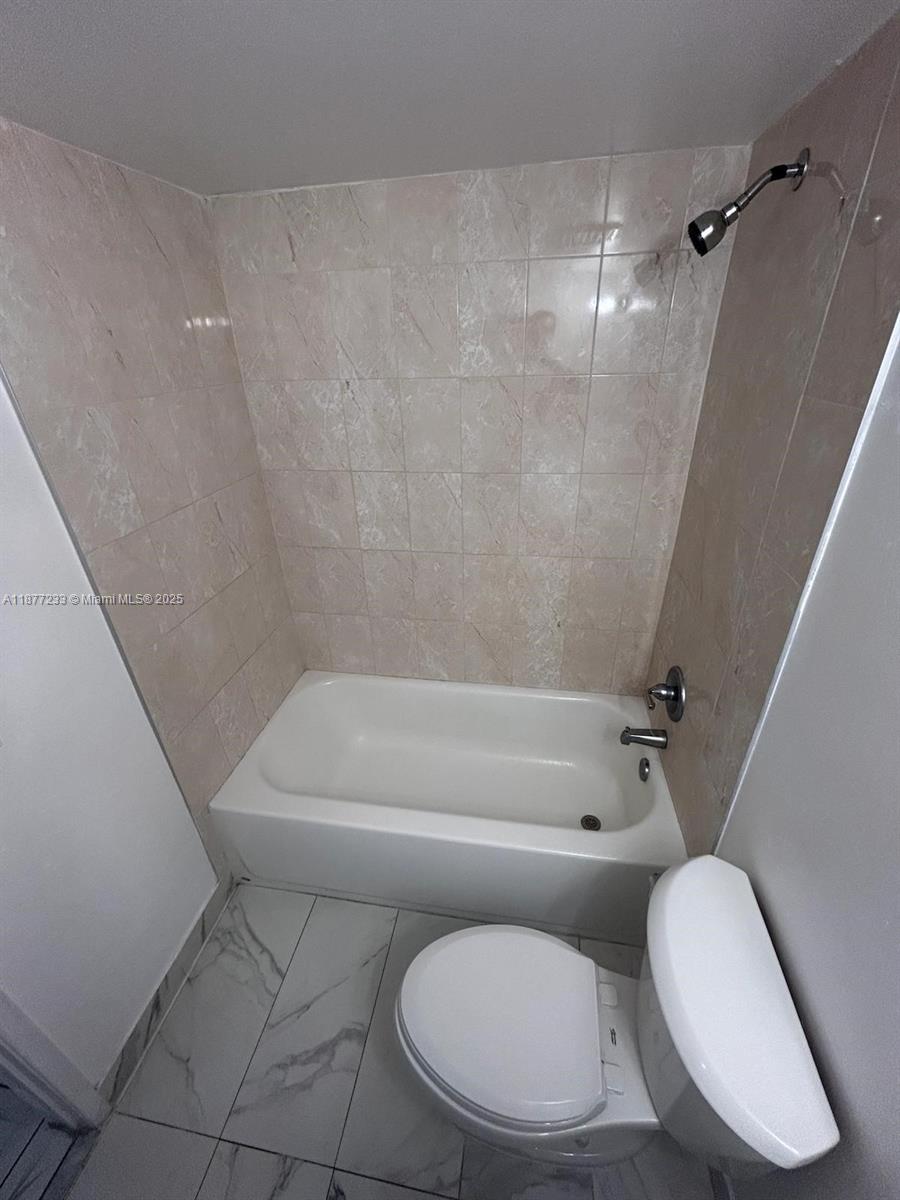 501 Southwest 1st Street, Unit 411 Miami, FL 33130 - Photo 8 of 18 a bathroom with a toilet and a bathtub