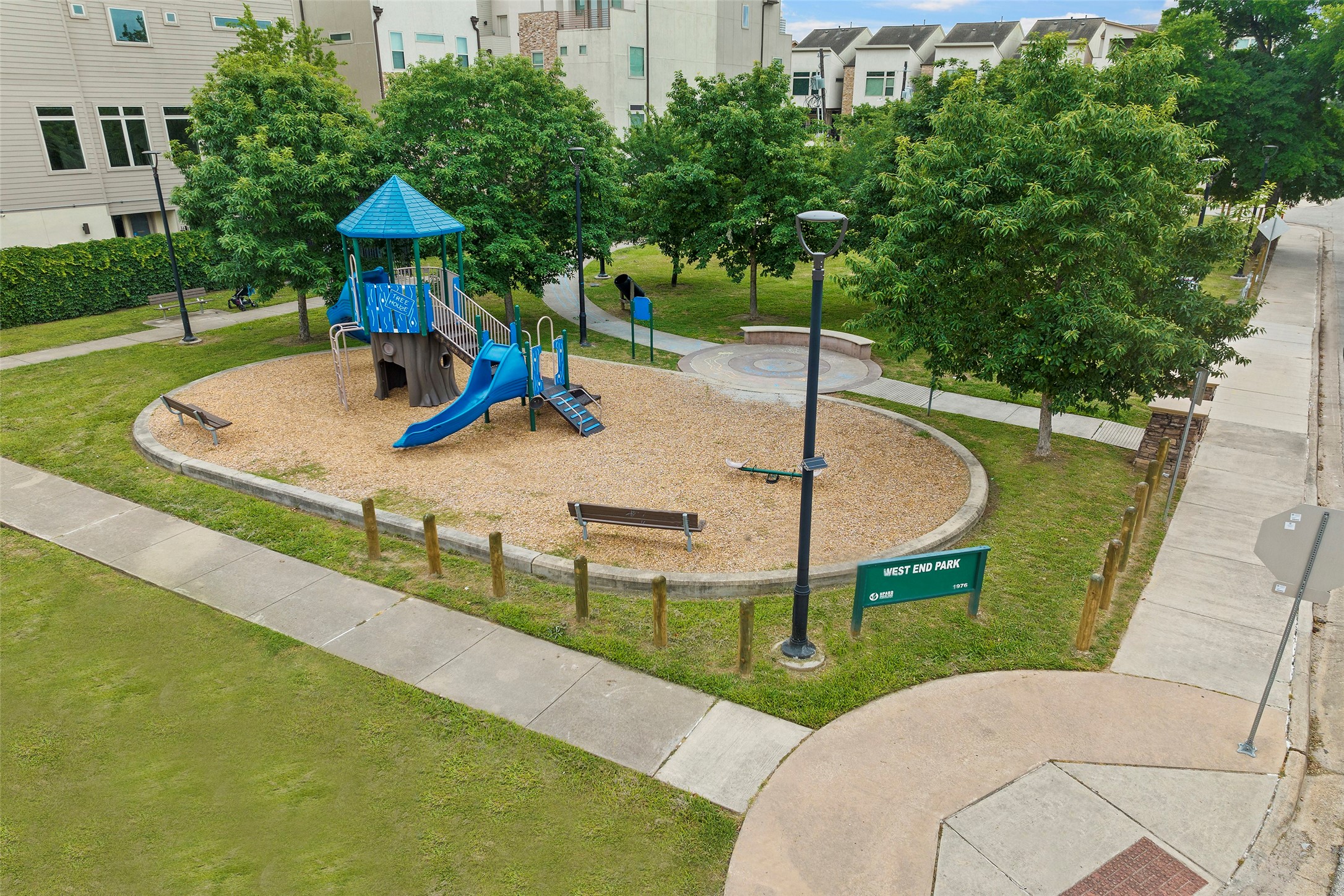 4413 Eli Street Houston, TX 77007 - Photo 20 of 47 an outdoor space with seating area and trees