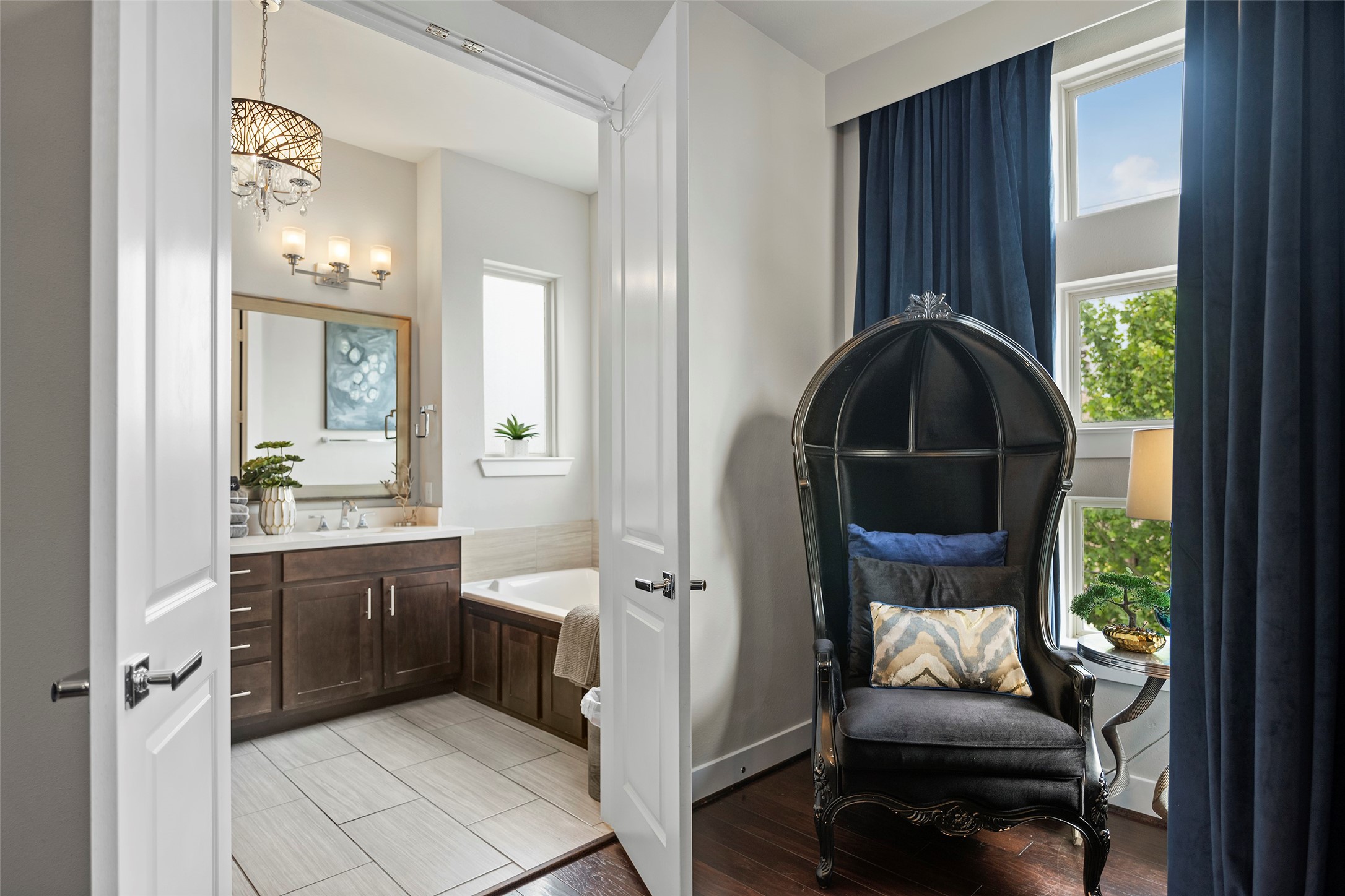 4413 Eli Street Houston, TX 77007 - Photo 25 of 47 a bathroom with a toilet a sink and mirror