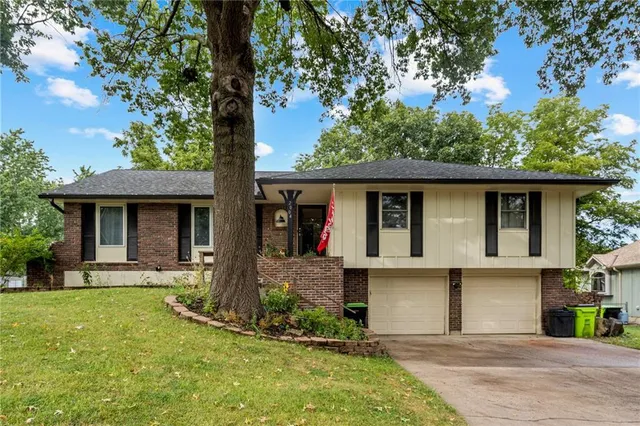 $315,000 | 2004 Maverick Trail, Harrisonville, MO 64701