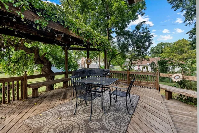 $305,000 | 2004 Maverick Trail, Harrisonville, MO 64701