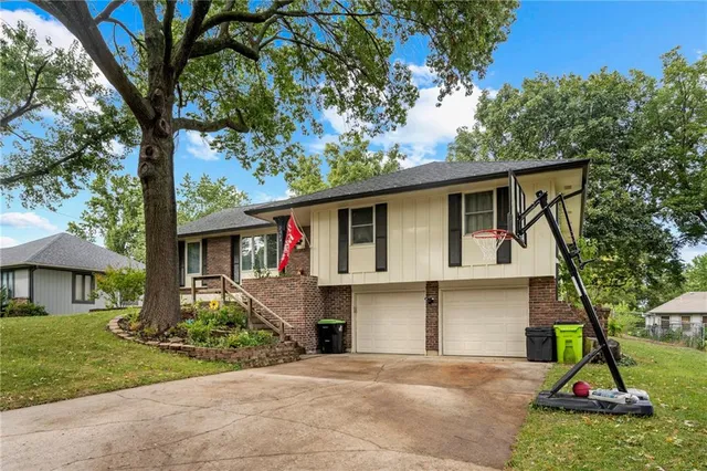 $305,000 | 2004 Maverick Trail, Harrisonville, MO 64701