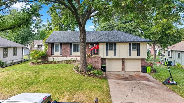 $305,000 | 2004 Maverick Trail, Harrisonville, MO 64701