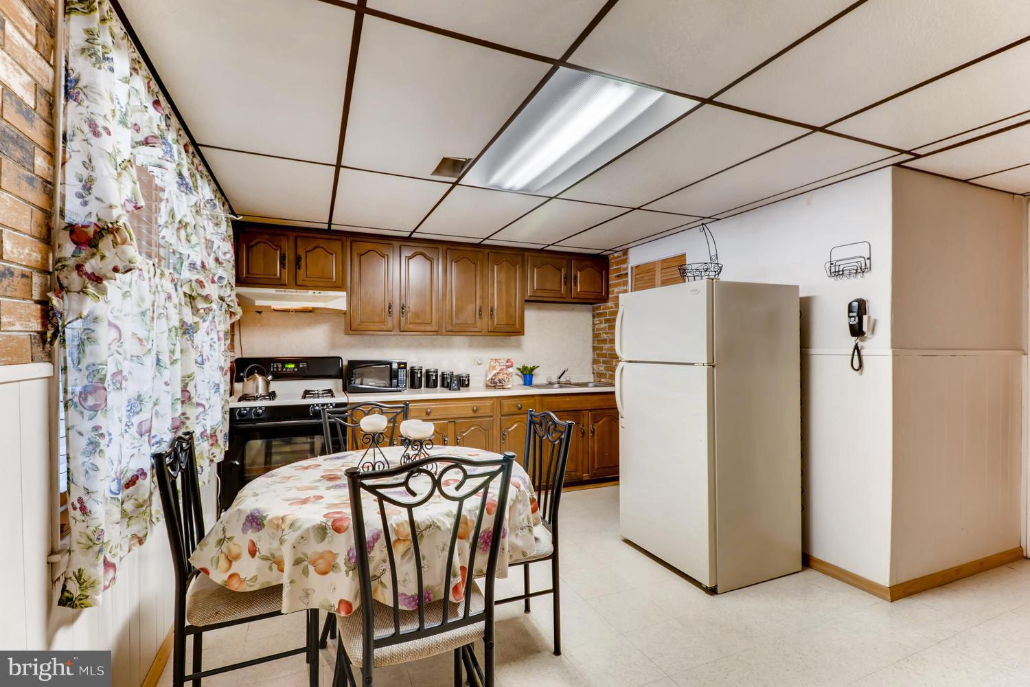 2717 Hollins Ferry Road Baltimore, MD 21230 - Photo 11 of 30 Eat in kitchen