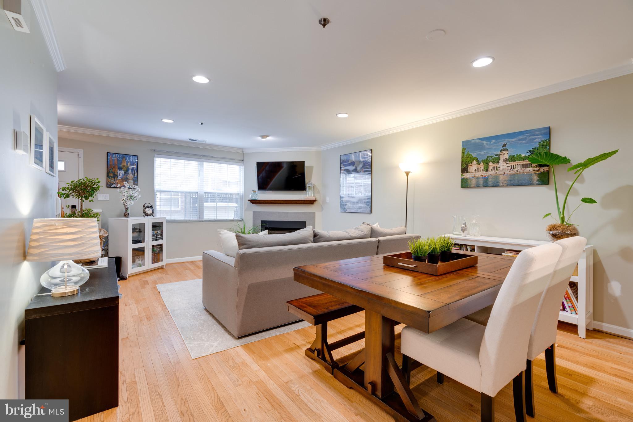 3028 South Glebe Road, Unit 3028 Arlington, VA 22206 - Photo 11 of 43 Living room / dining room