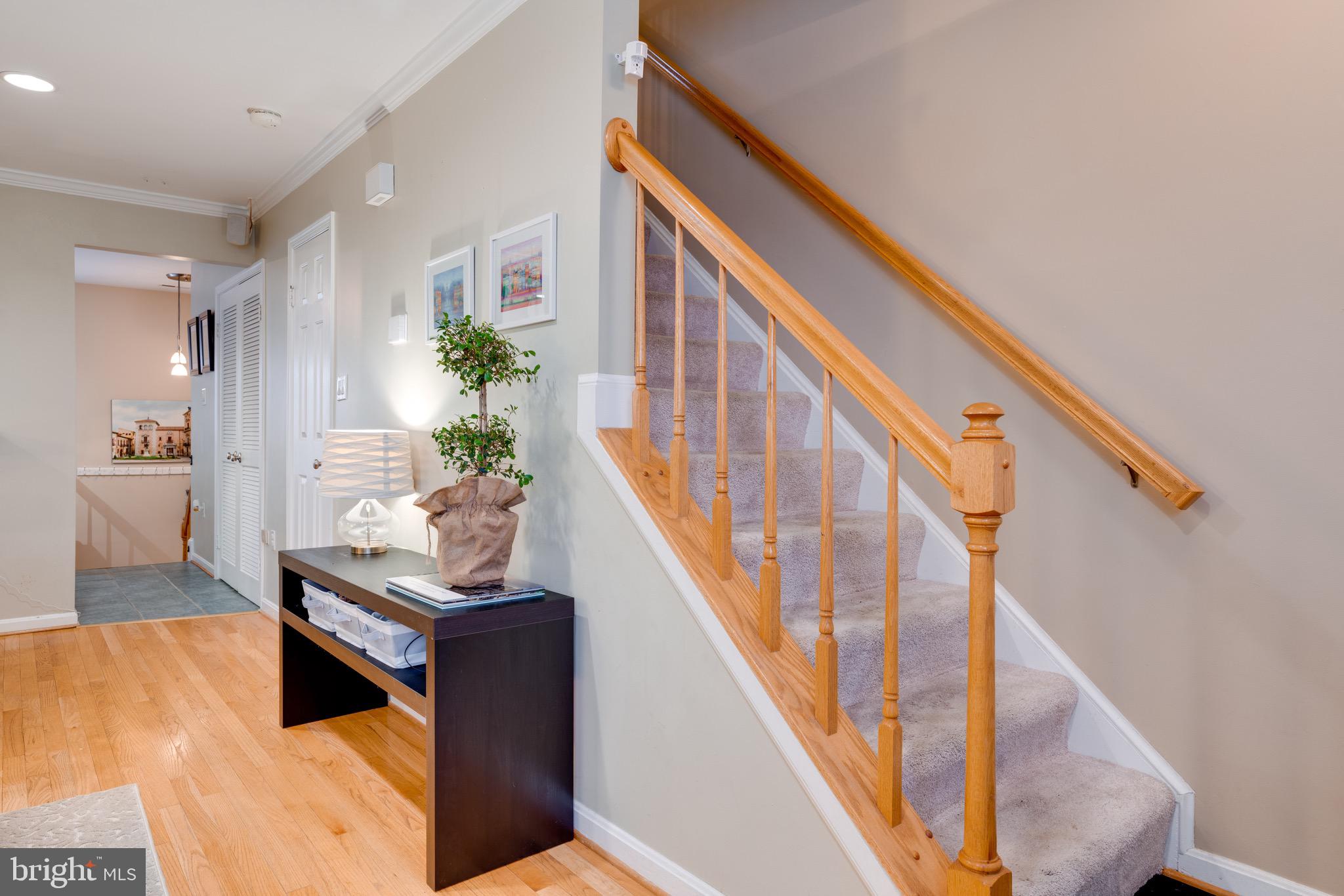3028 South Glebe Road, Unit 3028 Arlington, VA 22206 - Photo 13 of 43 Living room / Staricase
