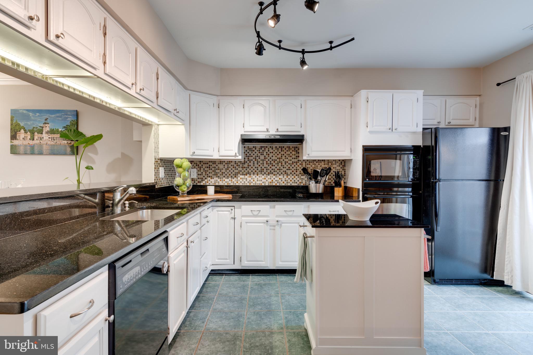3028 South Glebe Road, Unit 3028 Arlington, VA 22206 - Photo 17 of 43 Kitchen