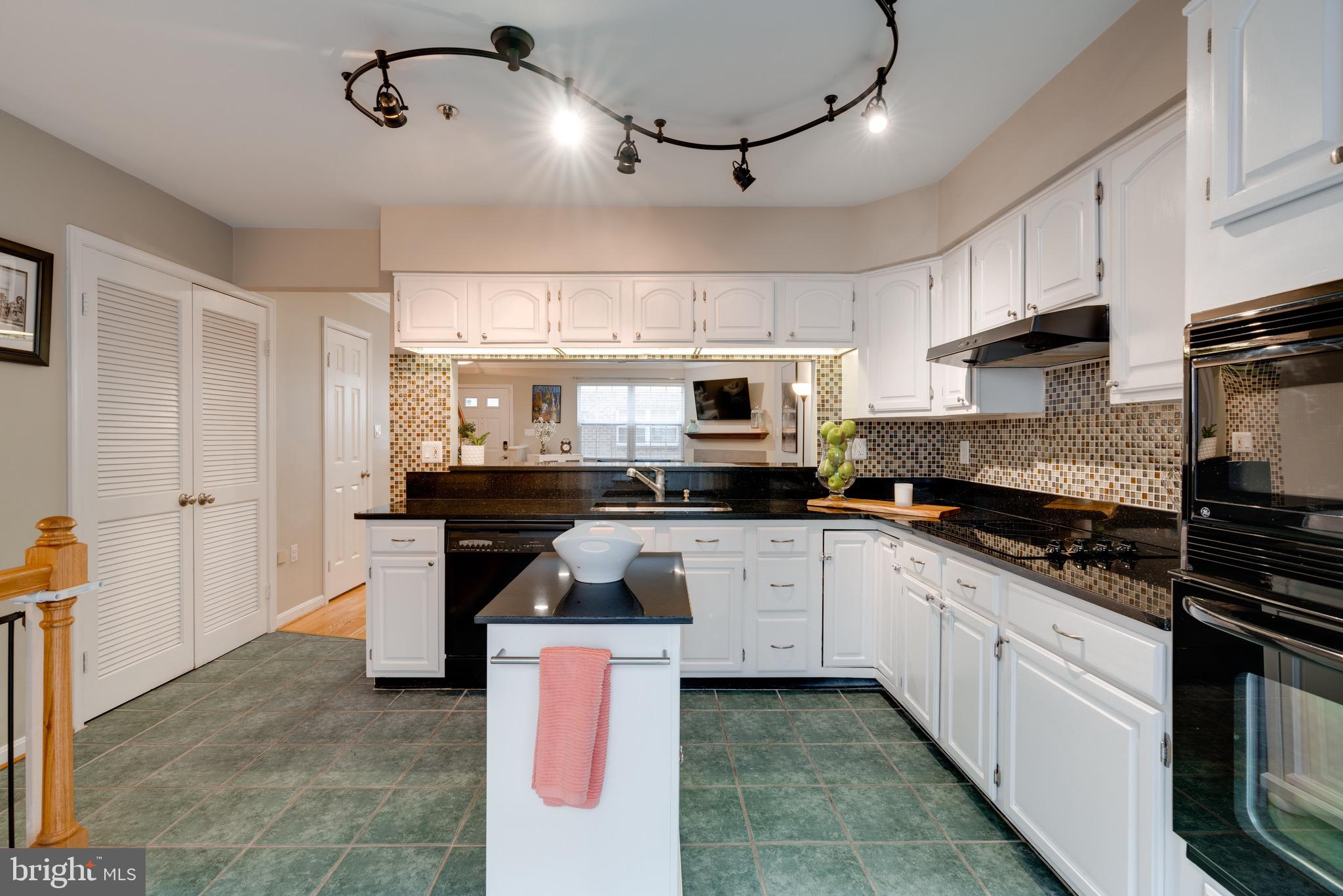 3028 South Glebe Road, Unit 3028 Arlington, VA 22206 - Photo 18 of 43 Kitchen