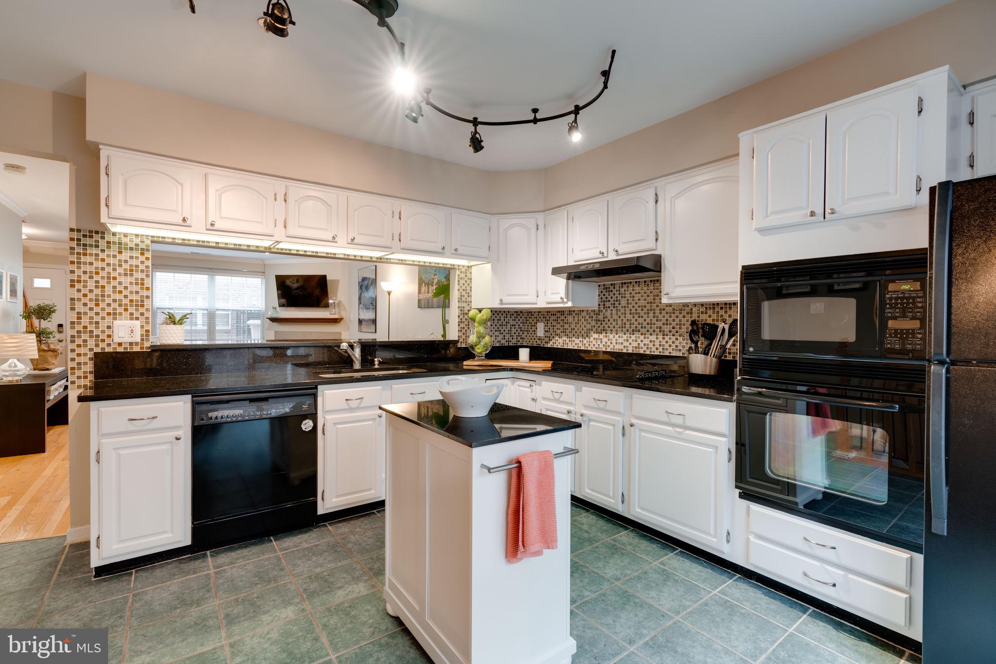 3028 South Glebe Road, Unit 3028 Arlington, VA 22206 - Photo 19 of 43 Kitchen