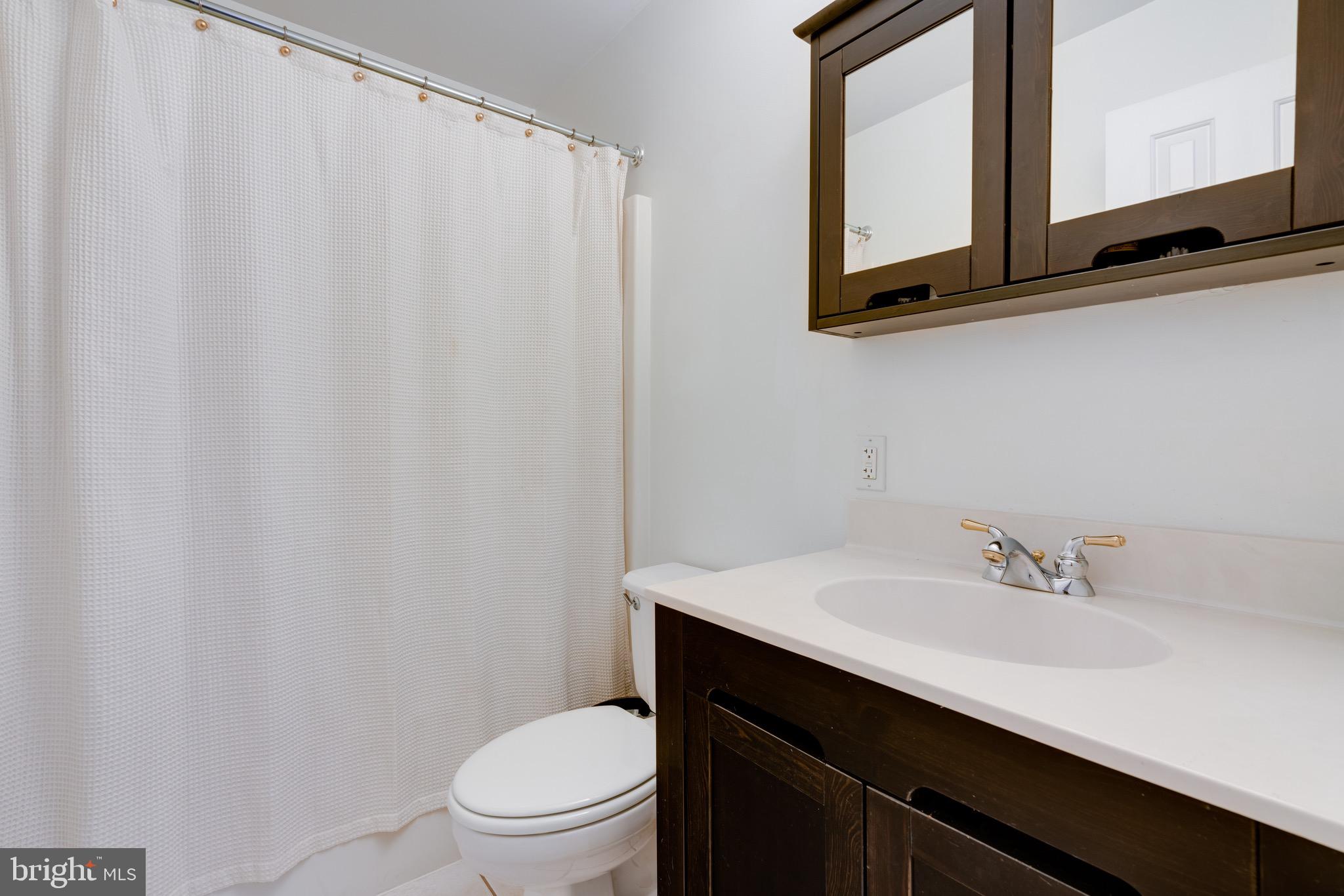 3028 South Glebe Road, Unit 3028 Arlington, VA 22206 - Photo 23 of 43 Bathroom - Bedroom one
