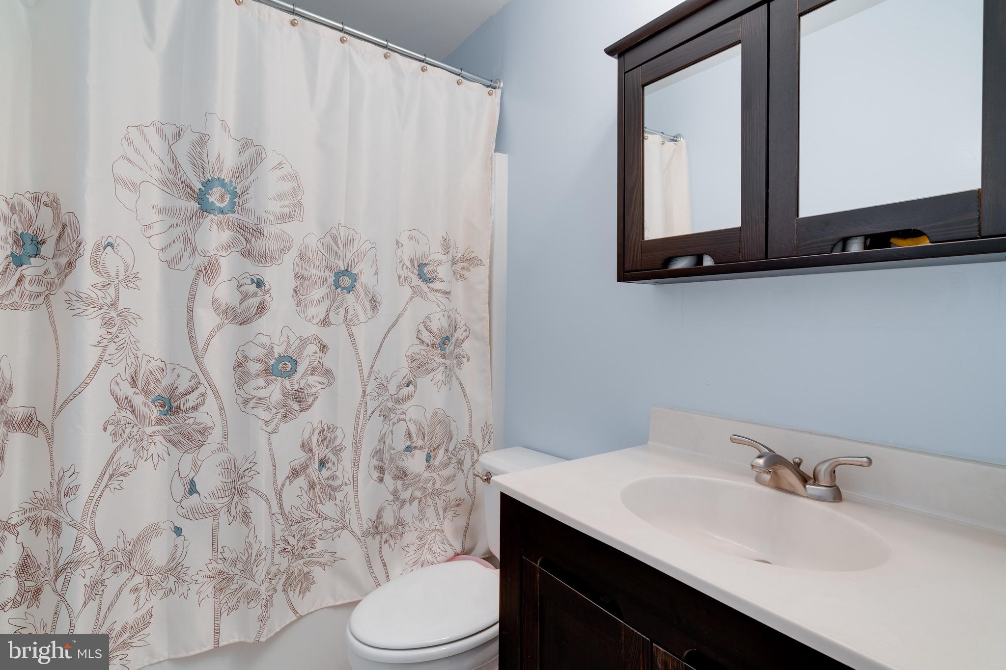 3028 South Glebe Road, Unit 3028 Arlington, VA 22206 - Photo 26 of 43 Bathroom - bedroom two
