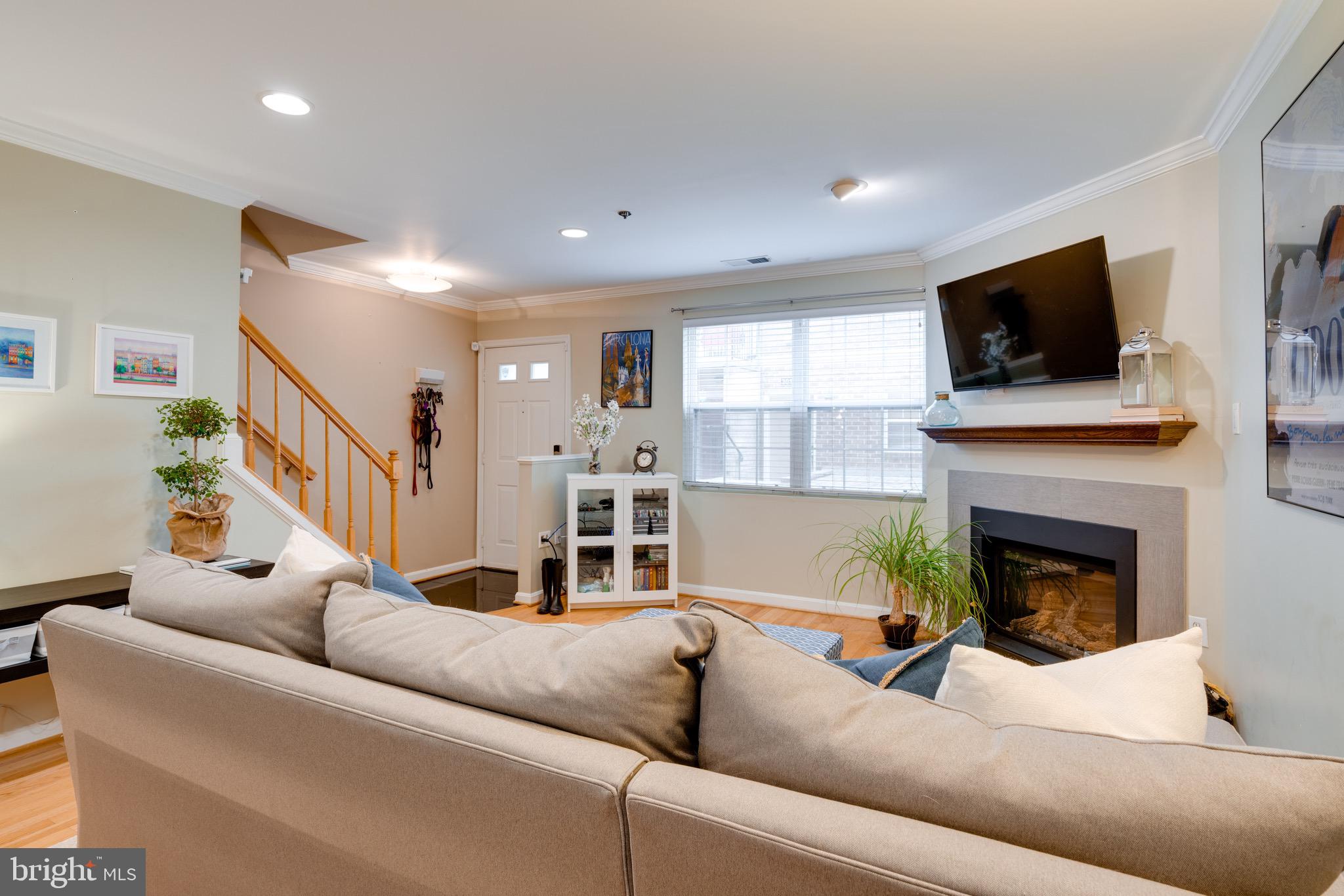 3028 South Glebe Road, Unit 3028 Arlington, VA 22206 - Photo 8 of 43 Living room