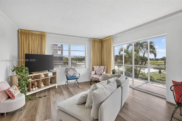 $130,000 | 3048 Sunrise Lakes Drive East, Unit 221, Sunrise, FL 33322