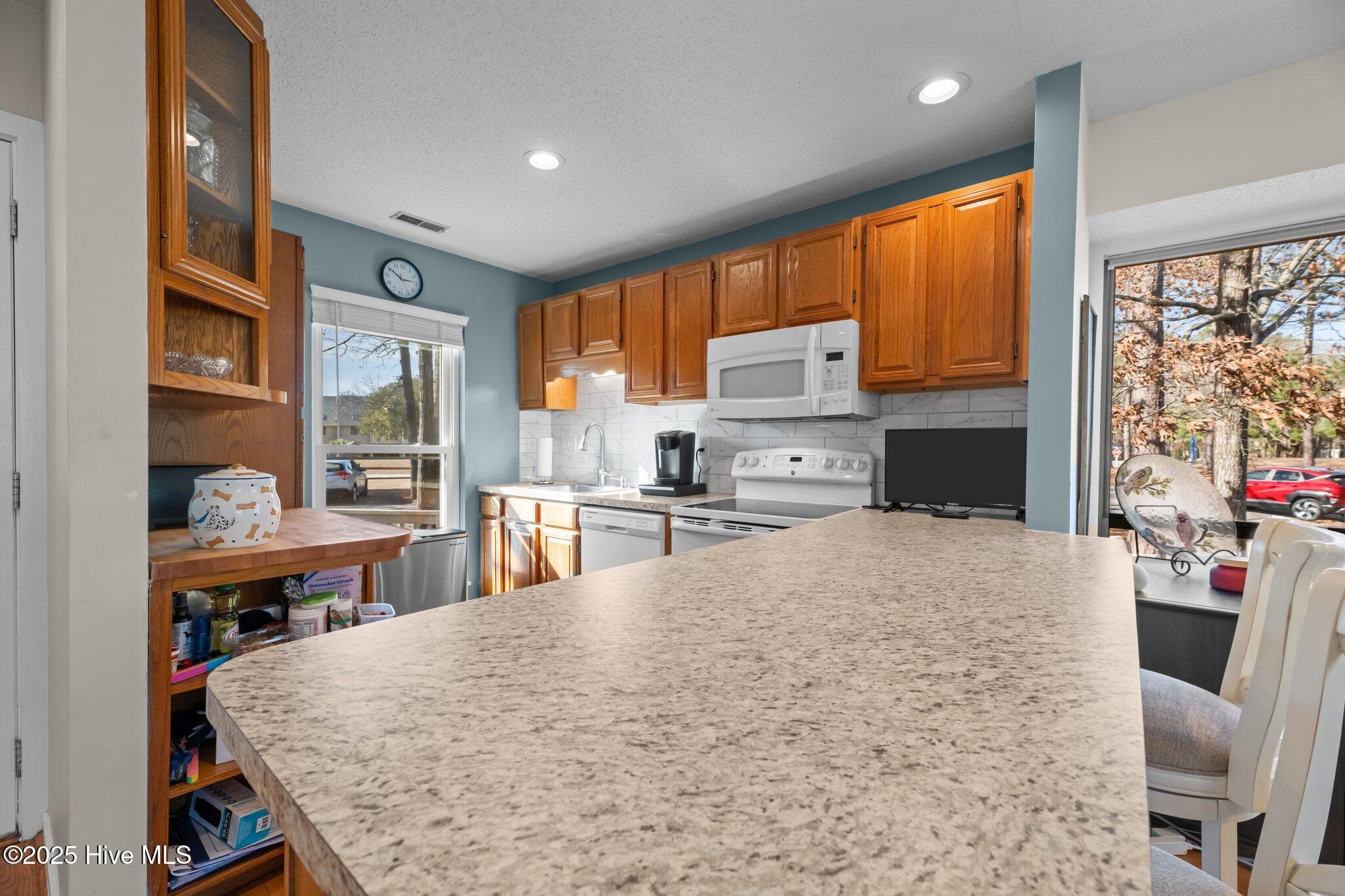 7402 Windward Drive New Bern, NC 28560 - Photo 12 of 46 18-web-or-mls-DSC_5486