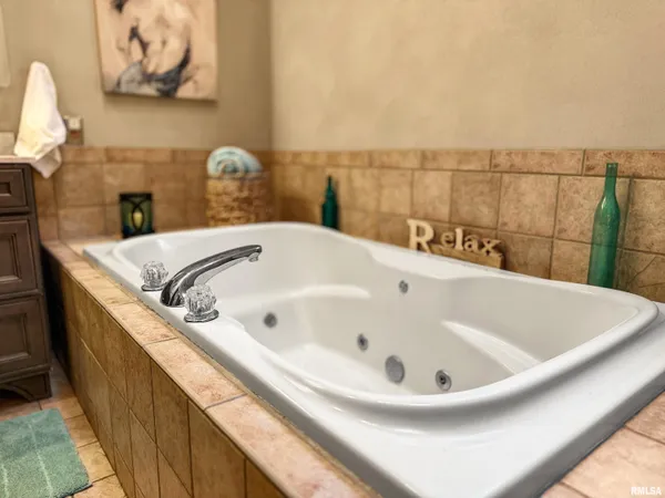 $560,000 | 377 Ten Mile Creek Road, East Peoria, IL 61611