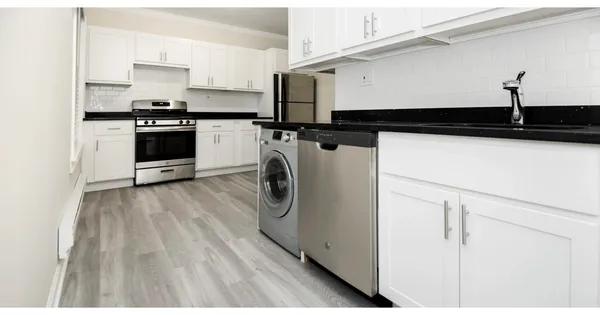 $2,395 | 837.5 West Cornelia Avenue, Unit 3S, Chicago, IL 60657