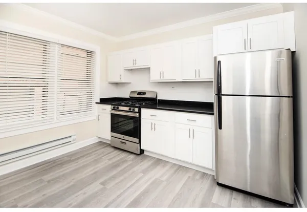 $2,395 | 837.5 West Cornelia Avenue, Unit 3S, Chicago, IL 60657