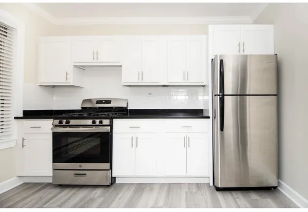 $2,395 | 837.5 West Cornelia Avenue, Unit 3S, Chicago, IL 60657