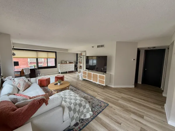 $119,499 | 26 West 10th Street, Unit 402, St. Paul, MN 55102