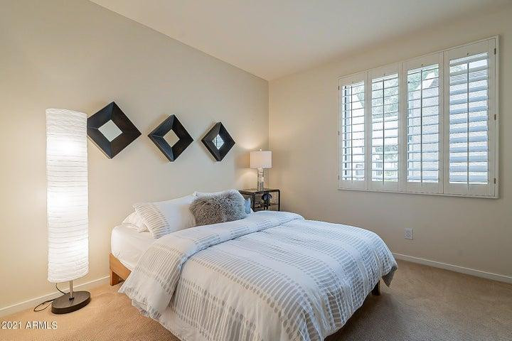 7700 East Gainey Ranch Road, Unit 153 Scottsdale, AZ 85258 - Photo 20 of 24 a bedroom with a bed and a window