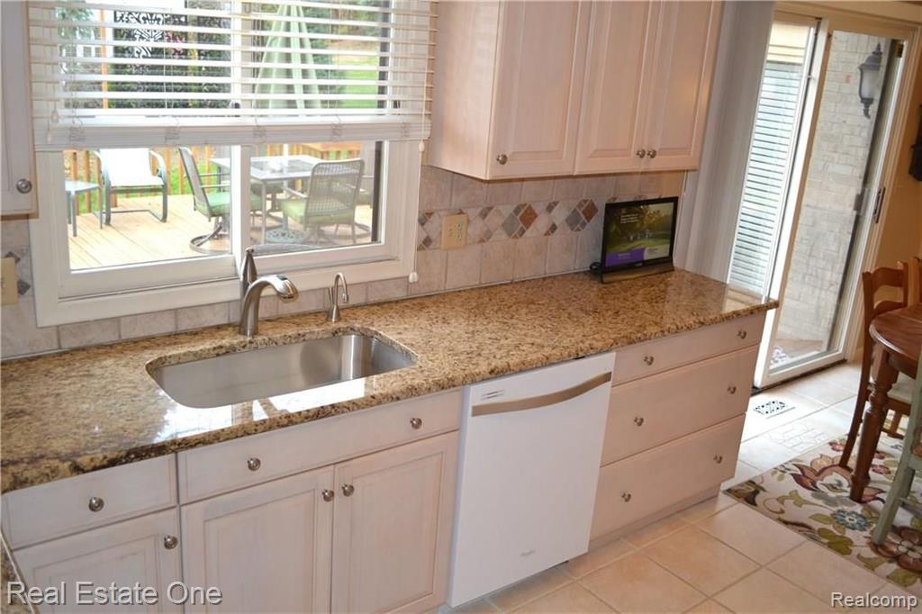 31135 Country Ridge Circle Farmington Hills, MI 48331 - Photo 12 of 37