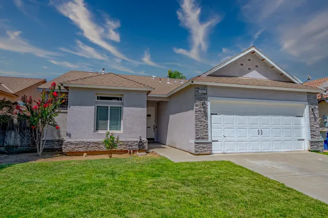 a view of a back yard of the house