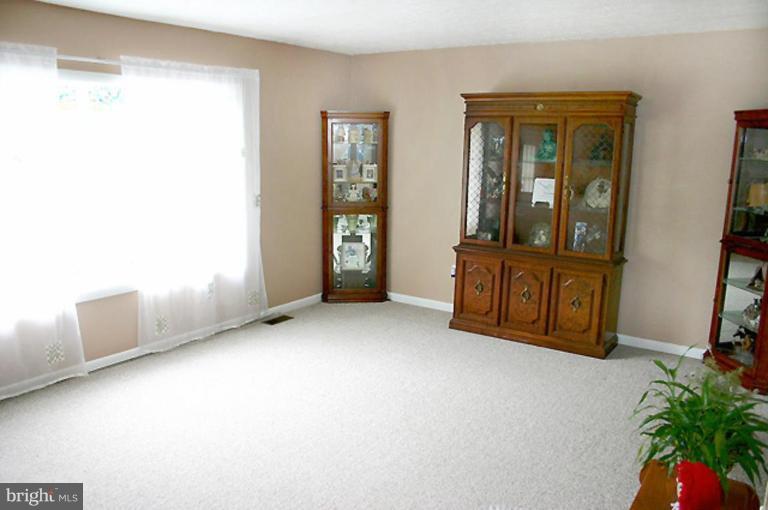 4905 Grave Run Road Manchester, MD 21102 - Photo 3 of 20 Living Room
