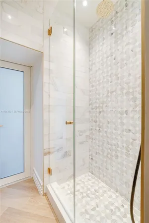 a view of a back yard