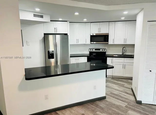 $1,900 | 800 Parkview Drive, Unit 612, Hallandale Beach, FL 33009