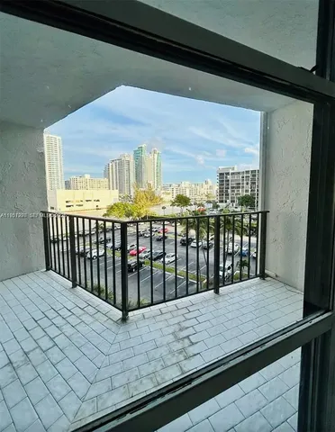 $1,900 | 800 Parkview Drive, Unit 612, Hallandale Beach, FL 33009