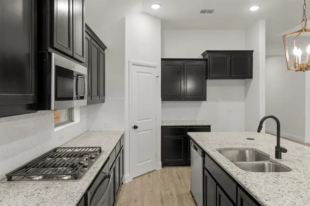 $379,970 | 4043 Bedford Drive, Heartland, TX 75114