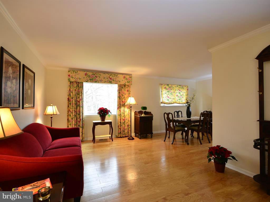 2416 Ivywood Road Reston, VA 20191 - Photo 2 of 27 Living Room