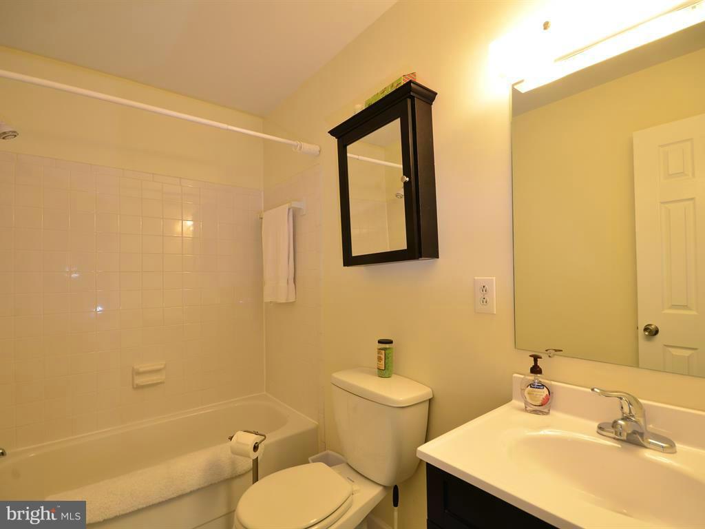2416 Ivywood Road Reston, VA 20191 - Photo 12 of 27 Bath