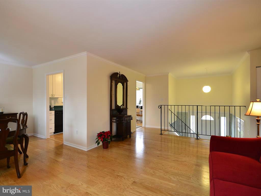 2416 Ivywood Road Reston, VA 20191 - Photo 4 of 27 Living Room