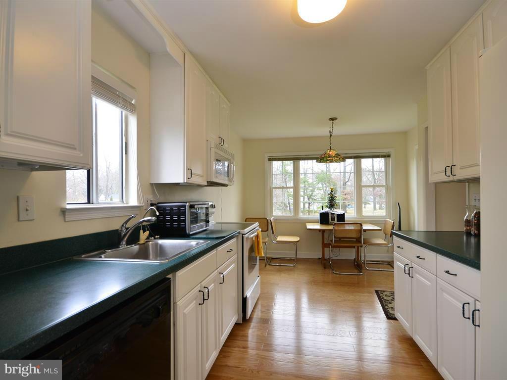 2416 Ivywood Road Reston, VA 20191 - Photo 7 of 27 Kitchen