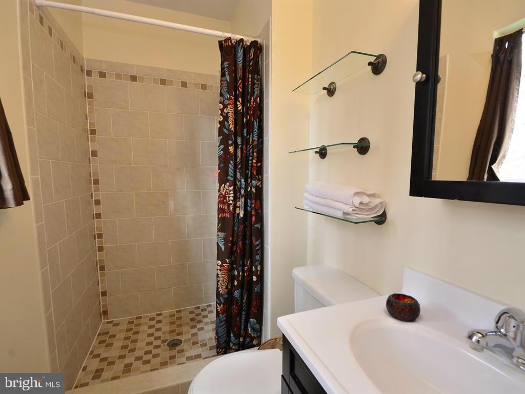 2416 Ivywood Road Reston, VA 20191 - Photo 9 of 27 Bath (Master)