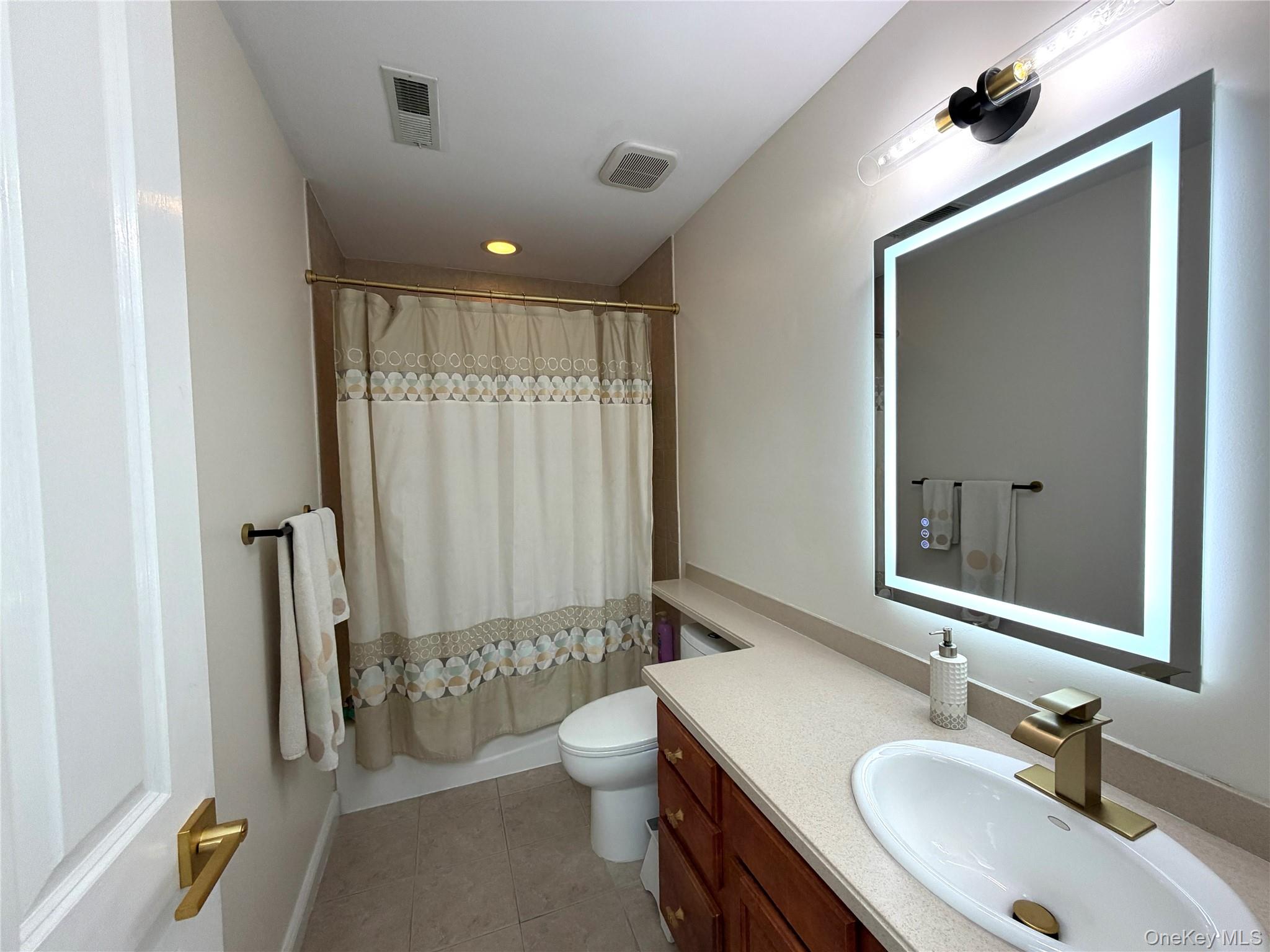 121 Winding Ridge Road White Plains, NY 10603 - Photo 25 of 43 Full bath in hall between second and third bedrooms