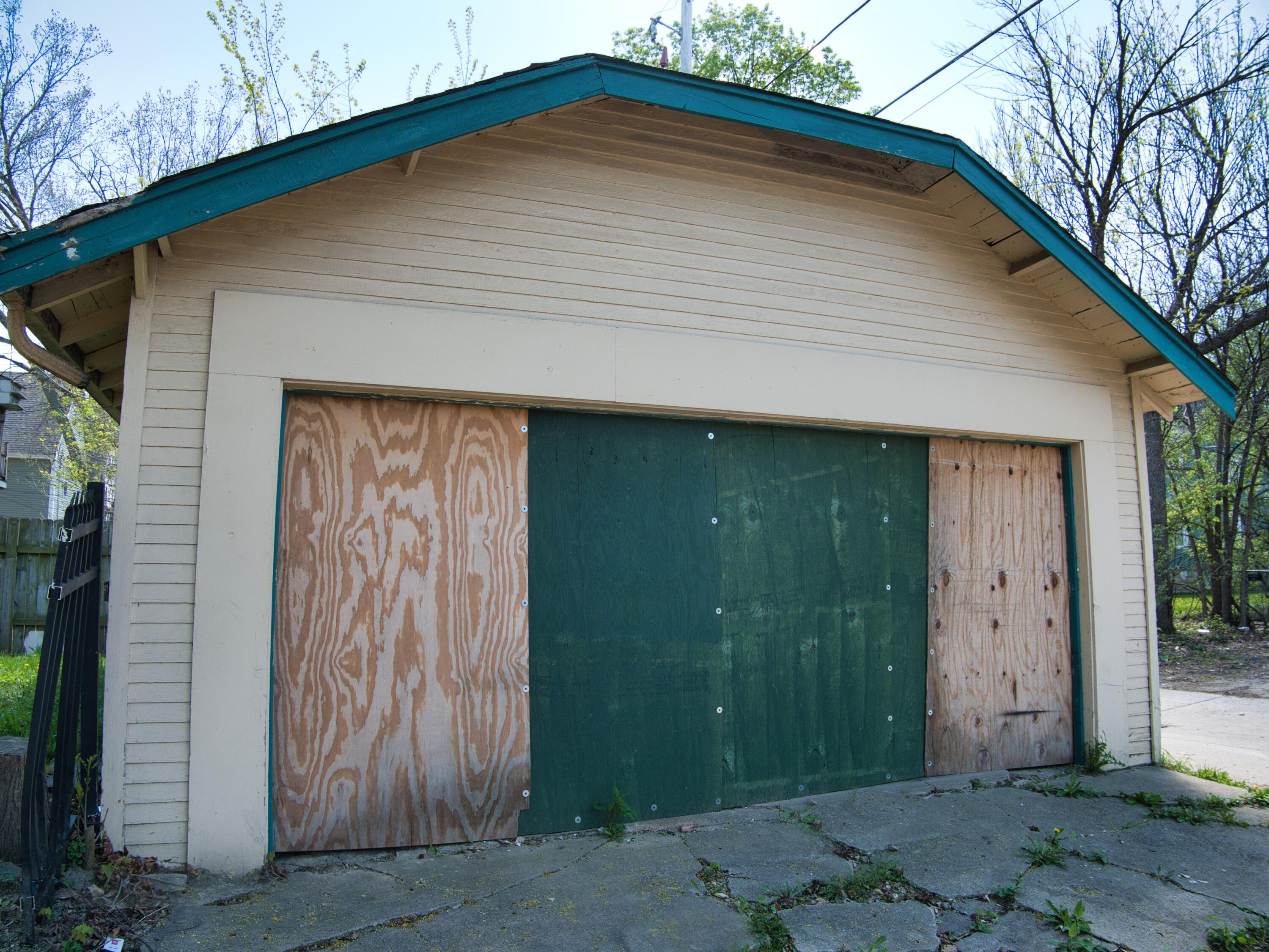 2377 North 44th Street Milwaukee, WI 53210 - Photo 27 of 27 garage