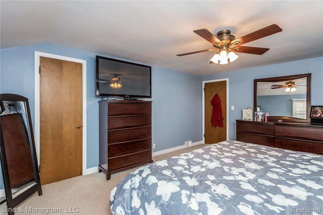 1595 Fairholme Road Grosse Pointe, MI 48236 - Photo 25 of 44 025-Master_Bedroom-3435614-medium.jpg