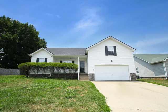a view of a house with backyard and garden