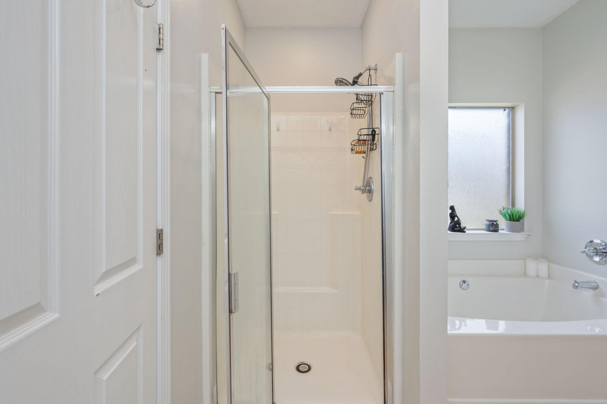 513 Pheasant Trail Crestview, FL 32536 - Photo 21 of 35 a bathroom with a bathtub and a shower