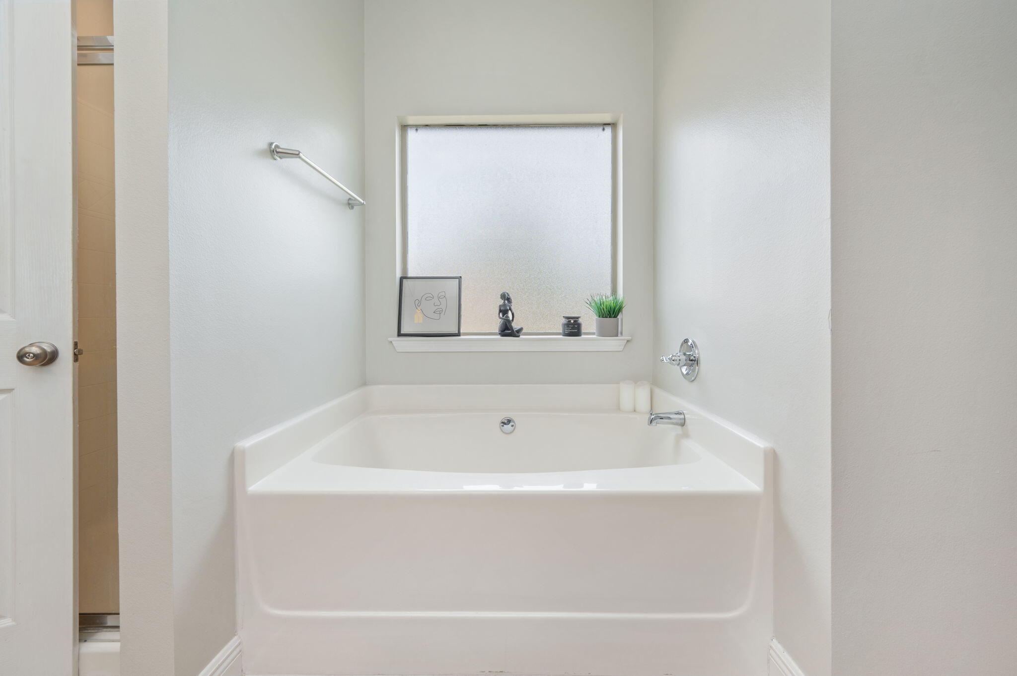 513 Pheasant Trail Crestview, FL 32536 - Photo 22 of 35 a bathroom with a bathtub