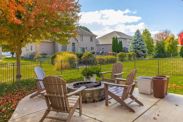 a view of a house with backyard