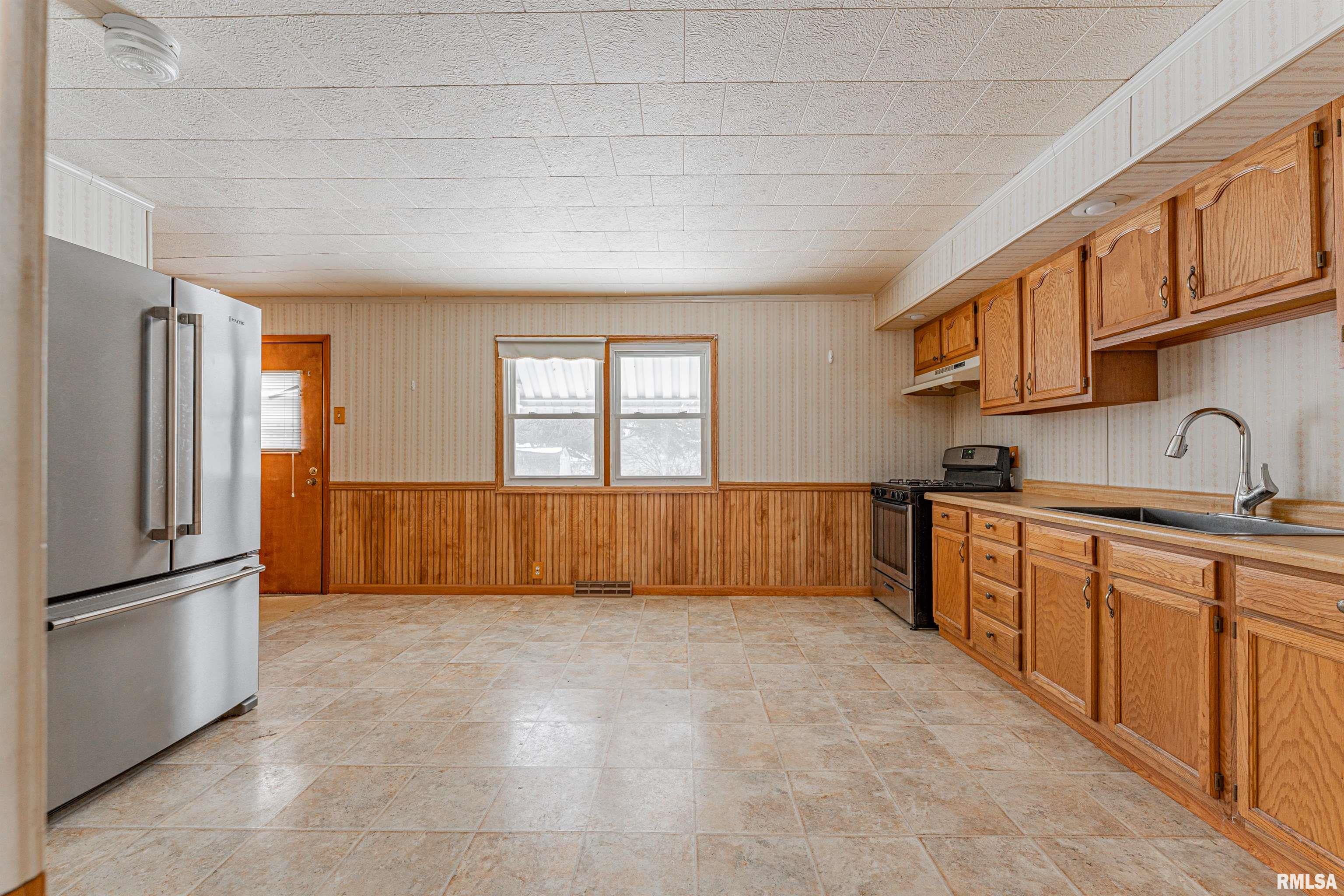 100 Gavin Street Lincoln, IL 62656 - Photo 4 of 16