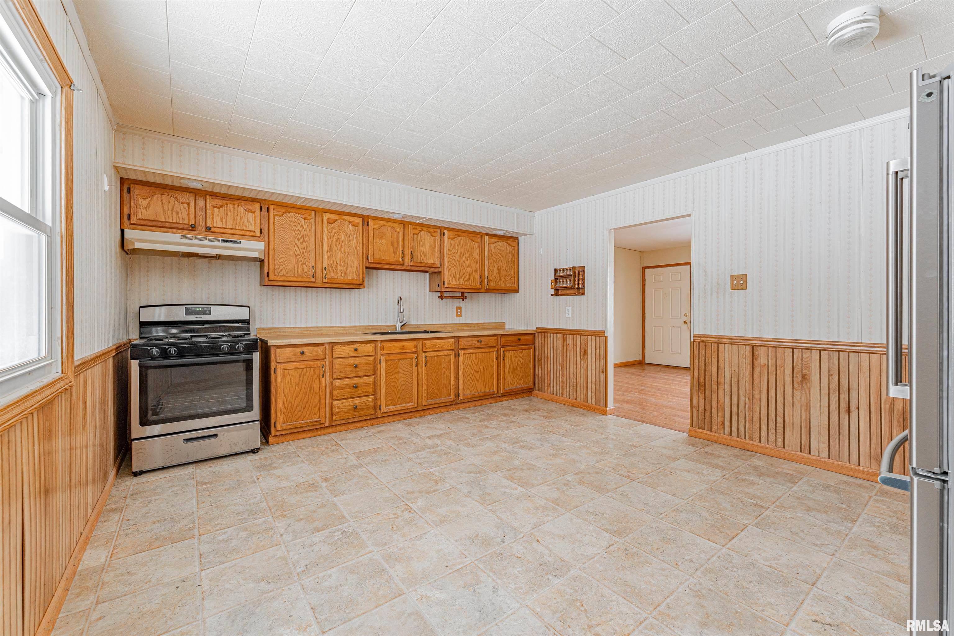 100 Gavin Street Lincoln, IL 62656 - Photo 5 of 16