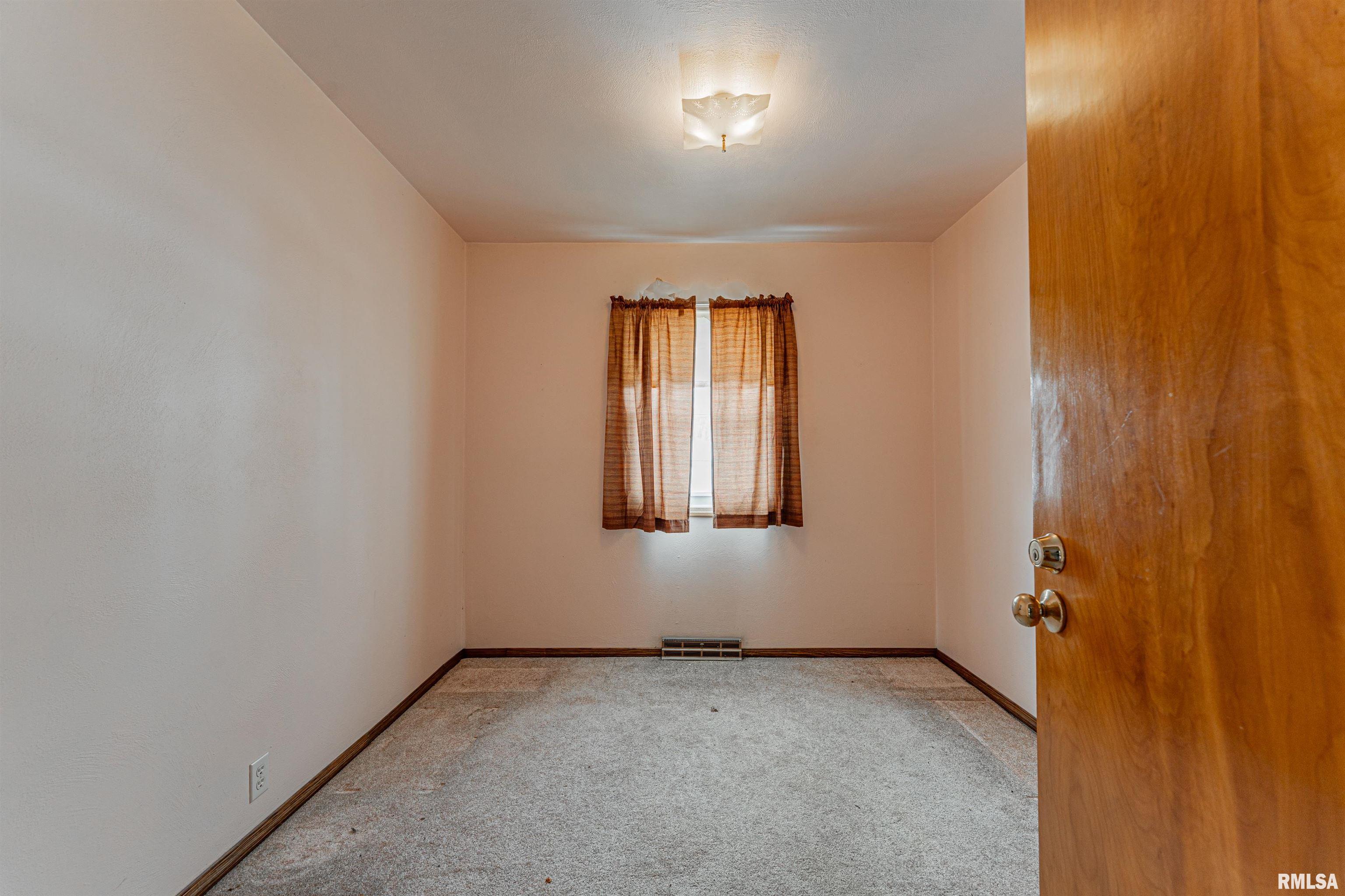 100 Gavin Street Lincoln, IL 62656 - Photo 10 of 16