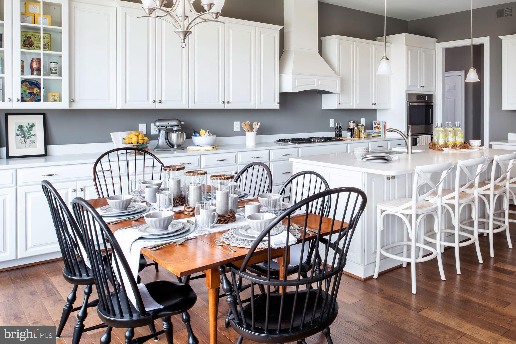 39995 Thomas Mill Road Leesburg, VA 20175 - Photo 8 of 18 Bright white kitchen with extended nook