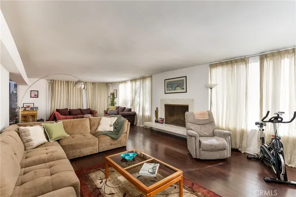 $900,000 | 615 East Olive Avenue, Unit A, Burbank, CA 91501